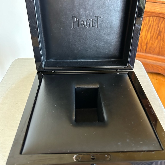 Piaget black laquer watch box. - Picture 4 of 9